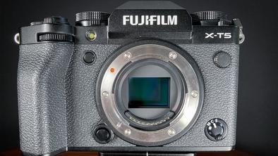 Hands-On with the Fujifilm X-T5: The Smaller Size is the Best New Feature