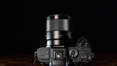 Sony anuncia el nuevo FE 35mm f/1.8 (SEL35F18F) - Defecto Digital