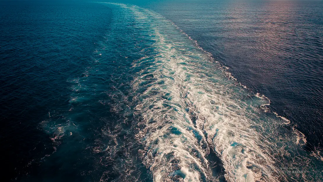 Слушать 2 океана. Соединение двух морей разного цвета.